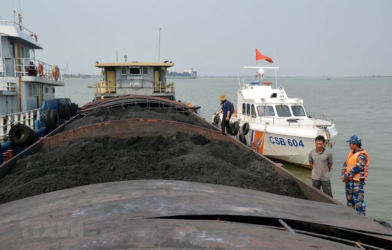 Lực lượng Cảnh sát biển vừa tạm giữ 900 tấn than không rõ nguồn gốc