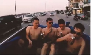 Clip: 'Dân chơi' Quảng Ninh biến xe bán tải thành bể bơi di động vi vu khắp phố