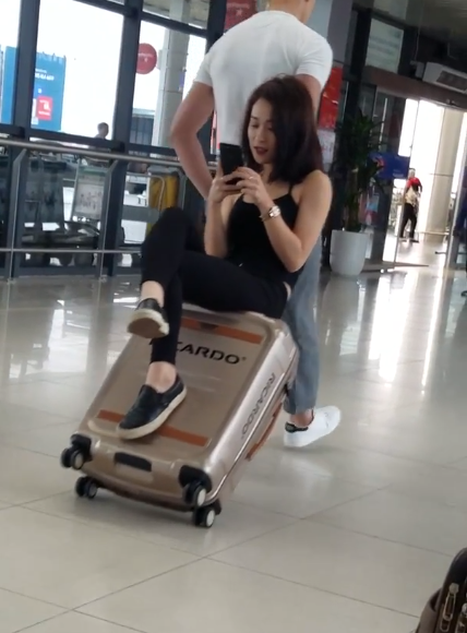 Clip: Cặp đôi hồn nhiên squat, tập gym ngay tại sân bay Nội Bài