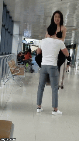 Clip: Cặp đôi hồn nhiên squat, tập gym ngay tại sân bay Nội Bài