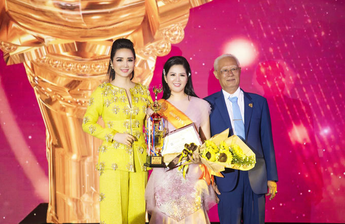 Vượt qua Trương Ngọc Ánh, vợ Thứ trưởng Bộ tài chính nhận giải 'Bông hồng quyền lực của năm'