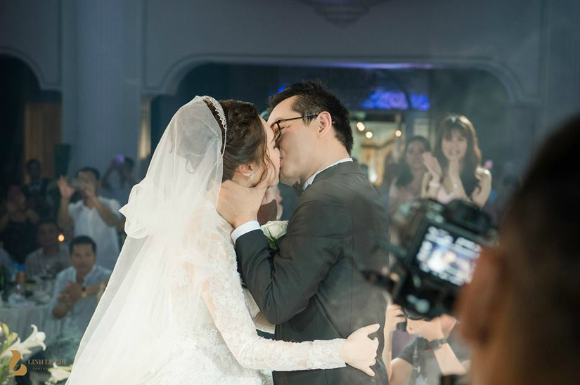 Clip: NSND Trung Hiếu hôn đắm đuối vợ trẻ trước 1000 quan khách trong đám cưới lần 3