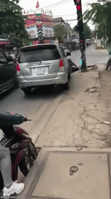 CLIP: Ô tô 7 chỗ trốn CSGT, tông người đi xe máy ngã sấp mặt dưới đường