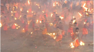 Hàng trăm đàn ông Ấn Độ cởi trần, ném lửa vào nhau như 'hỏa chiến'