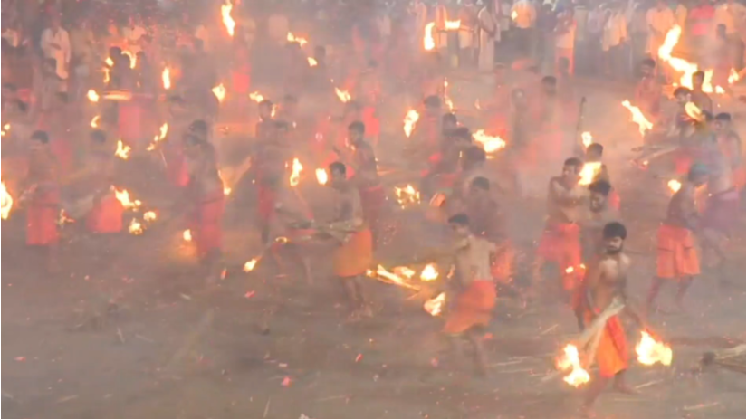 Hàng trăm đàn ông Ấn Độ cởi trần, ném lửa vào nhau như 'hỏa chiến'