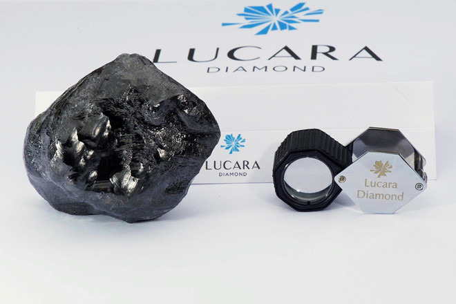 Viên kim cương khổng lồ nặng 1.758 carat tìm thấy ở tại mỏ Karowe ở Botswana 