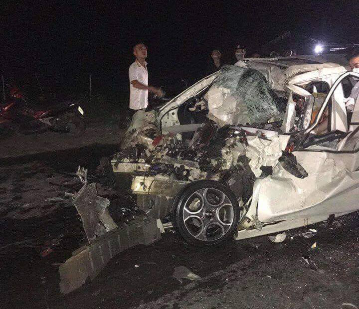 Hà Nội: Tài xế ô tô 4 chỗ tử vong sau khi đối đầu xe tải