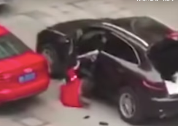 Gã trai nhà giàu lái Porsche chèn qua người bạn gái sau khi cãi vã
