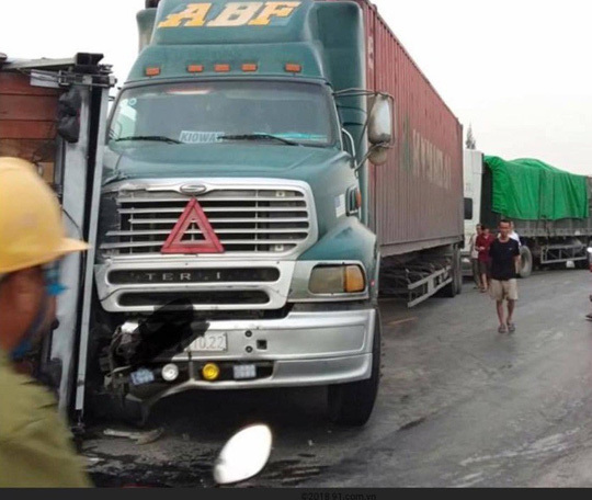 Nghệ An: 3 xe container, 1 xe tải tông liên hoàn, 2 người thương vong