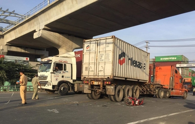 Va chạm với container trên đường về quê nghỉ lễ 2 dì cháu thương vong. Ảnh PLXH