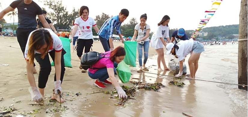 Thanh niên Hải Phòng dọn rác trên bãi biển Đồ Sơn