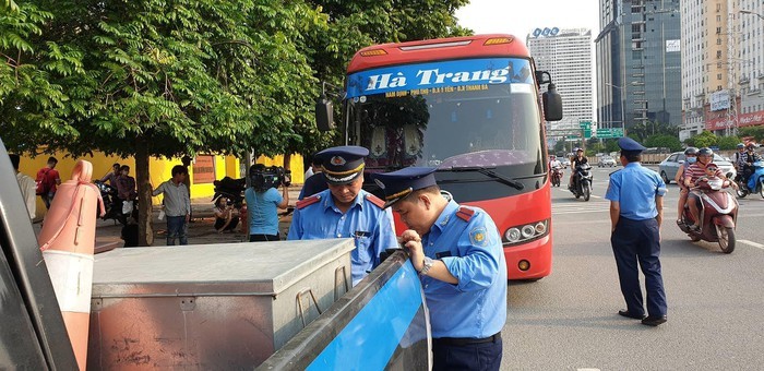 Kinh hãi xe khách 29 chỗ biển Nam Định nhồi nhét 73 hành khách