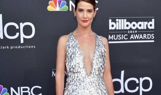 Ngôi sao Hollywood diện đầm xẻ ngực của Công Trí lên thảm đỏ Billboard Music Awards 2019