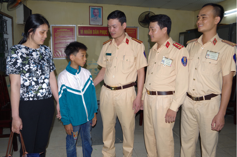 Đạp xe từ Nam Định lên Hà Nội tìm mẹ, cậu bé 11 tuổi bị lạc ở Hà Nam