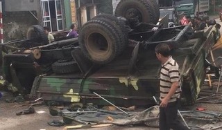 Xe quân đội lật ngửa khi vào cua, 30 chiến sĩ bị thương