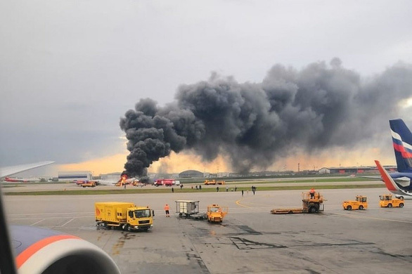 Máy bay Nga chìm trong lửa khi hạ cánh khẩn, 41 người chết