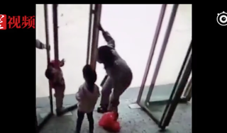 Chơi cạnh cửa kính xoay, bé trai bị mắc kẹt và tử vong thương tâm