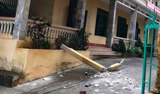 Hòa Bình: Cột bê tông trang trí rơi xuống sân trường, 2 học sinh chấn thương