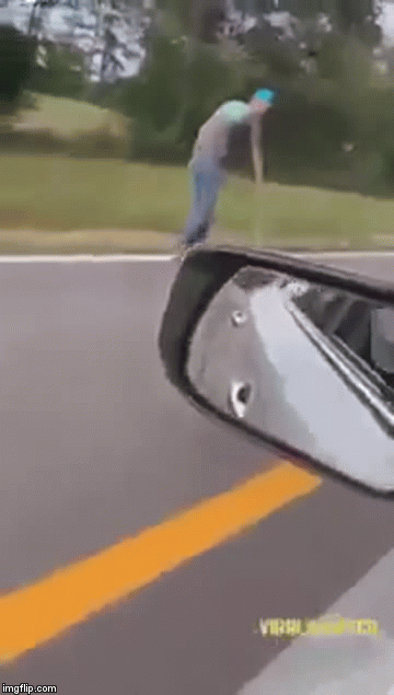 Clip: Thanh niên nghịch dại ném rắn vào trong xe khiến nữ tài xế hoảng hồn