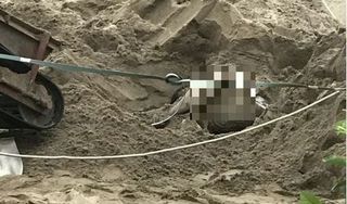 Xác định nguyên nhân tài xế xe ben chết vùi trong đống cát ở Hòa Bình