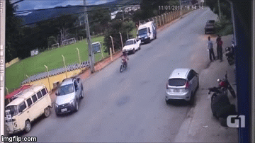Clip: Tông vào ô tô, thanh niên đi xe máy bị hất văng lên trời