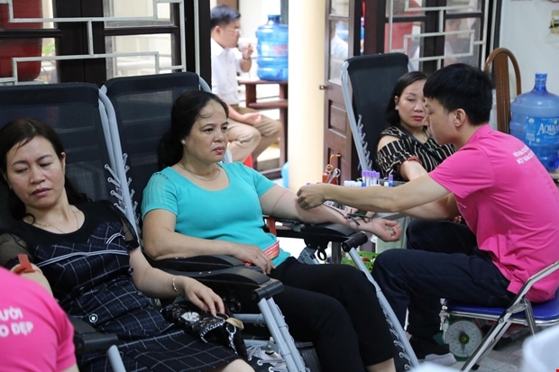 Hàng trăm người dân Hà Nam đến hiến máu ngày khai trương điểm hiến máu cố định 6