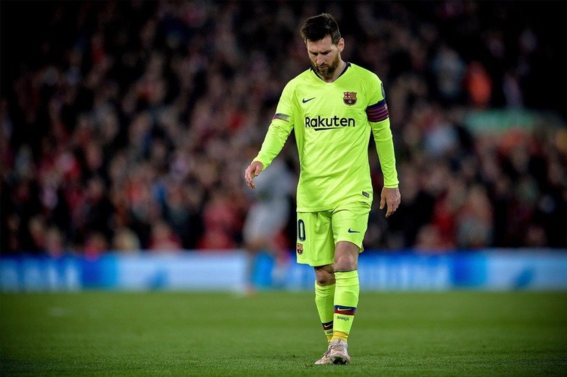 Messi đơn độc, gục khóc trên đường pitch sau trận thua Liverpool