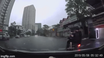 Clip: Tài xế ô tô nhấn ga húc đuôi xe máy khiến 2 tên trộm ngã nhào