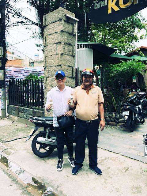 Bất ngờ với hình ảnh TGĐ Tân Hiệp Phát Trần Quí Thanh đi xe máy bán hàng Nước tăng lực Number 1 Cola 