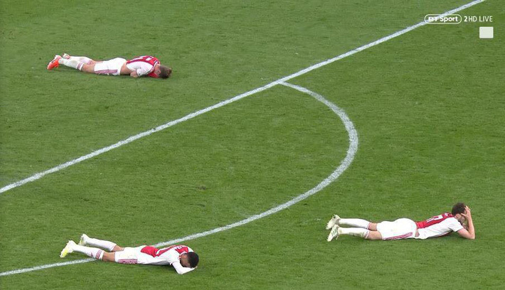Ajax Amsterdam gục ngã trước cửa 'Thiên đường' ở phút bù giờ