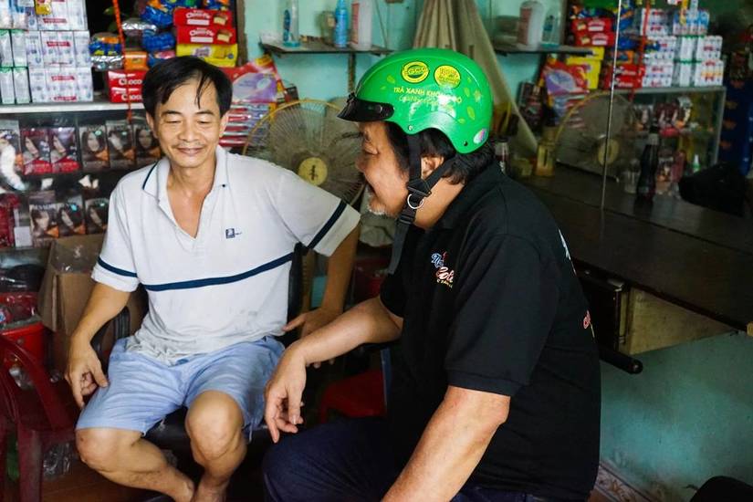 Bất ngờ với hình ảnh TGĐ Tân Hiệp Phát Trần Quí Thanh đi xe máy bán hàng Nước tăng lực Number 1 Cola 