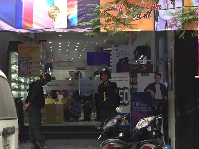 Công an khám xét cửa hàng điện thoại Nhật Cường mobile ở Hà Nội 2