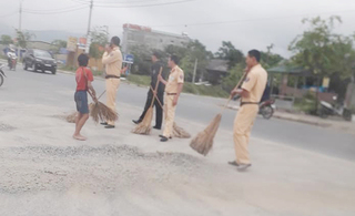 CLIP: CSGT Thị xã Nghĩa Lộ quét đường giúp dân tránh khỏi tai nạn