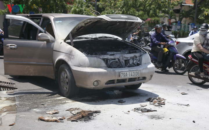 Ô tô 7 chỗ đang chạy đột nhiên bốc cháy đối diện trụ sở CSGT Nha Trang