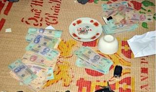 Bắt quả tang cán bộ xã ở Nam Định sát phạt trên chiếu bạc
