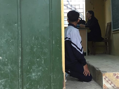 Hé lộ nhiều tình tiết bất ngờ vụ giáo viên chủ nhiệm phạt học sinh quỳ ở Hà Nội