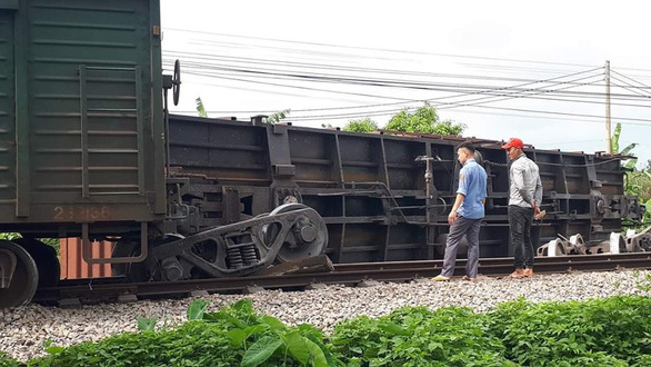 Đường sắt Bắc-Nam tê liệt vì tàu lật toa xe ở Nam Định