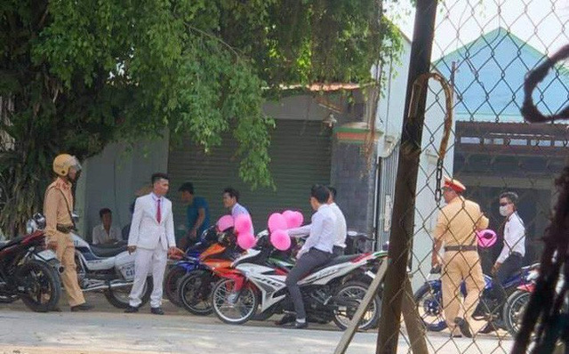 Chú rể nhọ nhất Việt Nam bị CSGT bắt giữa đường do không đội mũ bảo hiểm