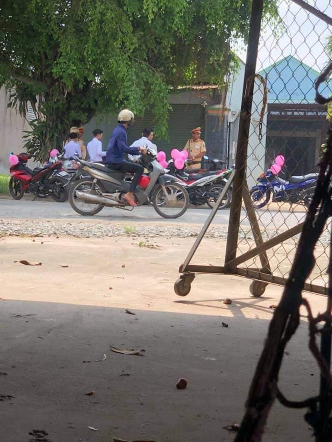 Chú rể nhọ nhất Việt Nam bị CSGT bắt giữa đường do không đội mũ bảo hiểm