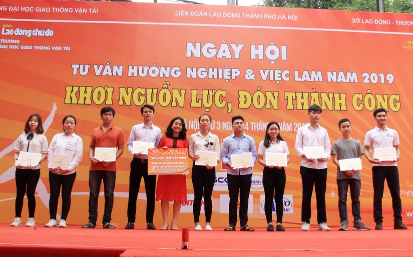  Phó TGĐ Tân Hiệp Phát Trần Uyên Phương chia sẻ bí quyết để đạt được thành công cho sinh viên