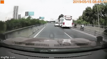 Clip: Hùng hổ tạt đầu xe khách trên cao tốc, xe con nhận cái kết 'đắng'
