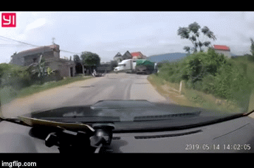 clip: Xe đầu kéo chạy với tốc đồ bàn thơ suýt gây tai nạn thảm khốc.