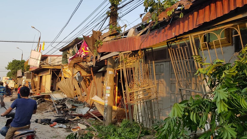 Nam Định: Tài xế container mất lái tông vào 4 nhà dân