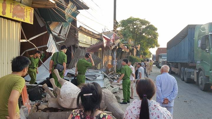 Nam Định: Tài xế container mất lái tông vào 4 nhà dân