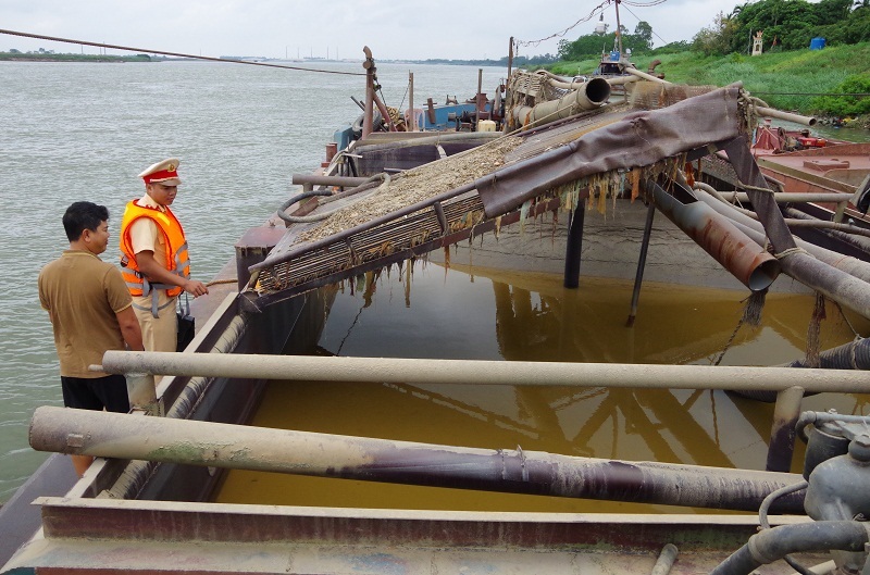 Lực lượng chức năng phát hiện và bắt giữ tàu hút cát tặc.