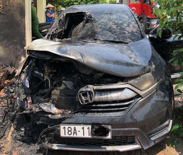 Nam Định: Ô tô tiền tỷ bỗng dưng phát nổ bốc cháy ngùn ngụt giữa trưa nắng