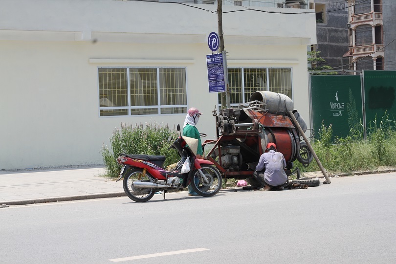 Giờ nghỉ trưa của người lao động dưới nắng nóng như đổ lửa giữa trưa hè4