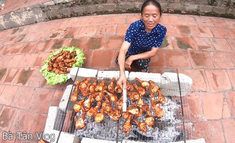 Dân mạng 'phát sốt' với Bà Tân Vlog tăng lượt sub chóng mặt với cách làm món ăn khủng