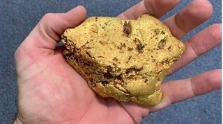 Dò kim loại, người đàn ông tìm thấy cục vàng nặng 1,4 kg