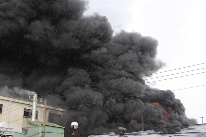 Bình Dương: Cháy nhà xưởng, khói lửa bốc cao hàng chục mét
